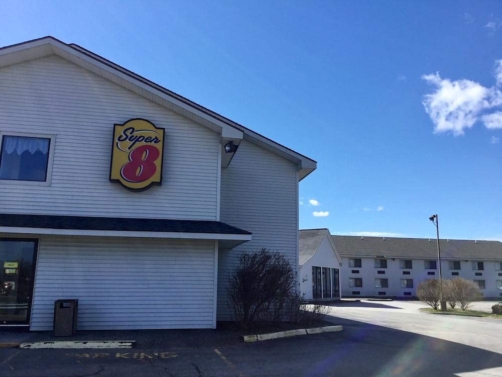 Super 8 By Wyndham Portland/Westbrook Area Hotel Exterior photo