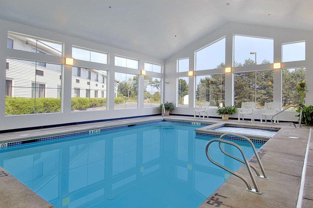 Super 8 By Wyndham Portland/Westbrook Area Hotel Exterior photo