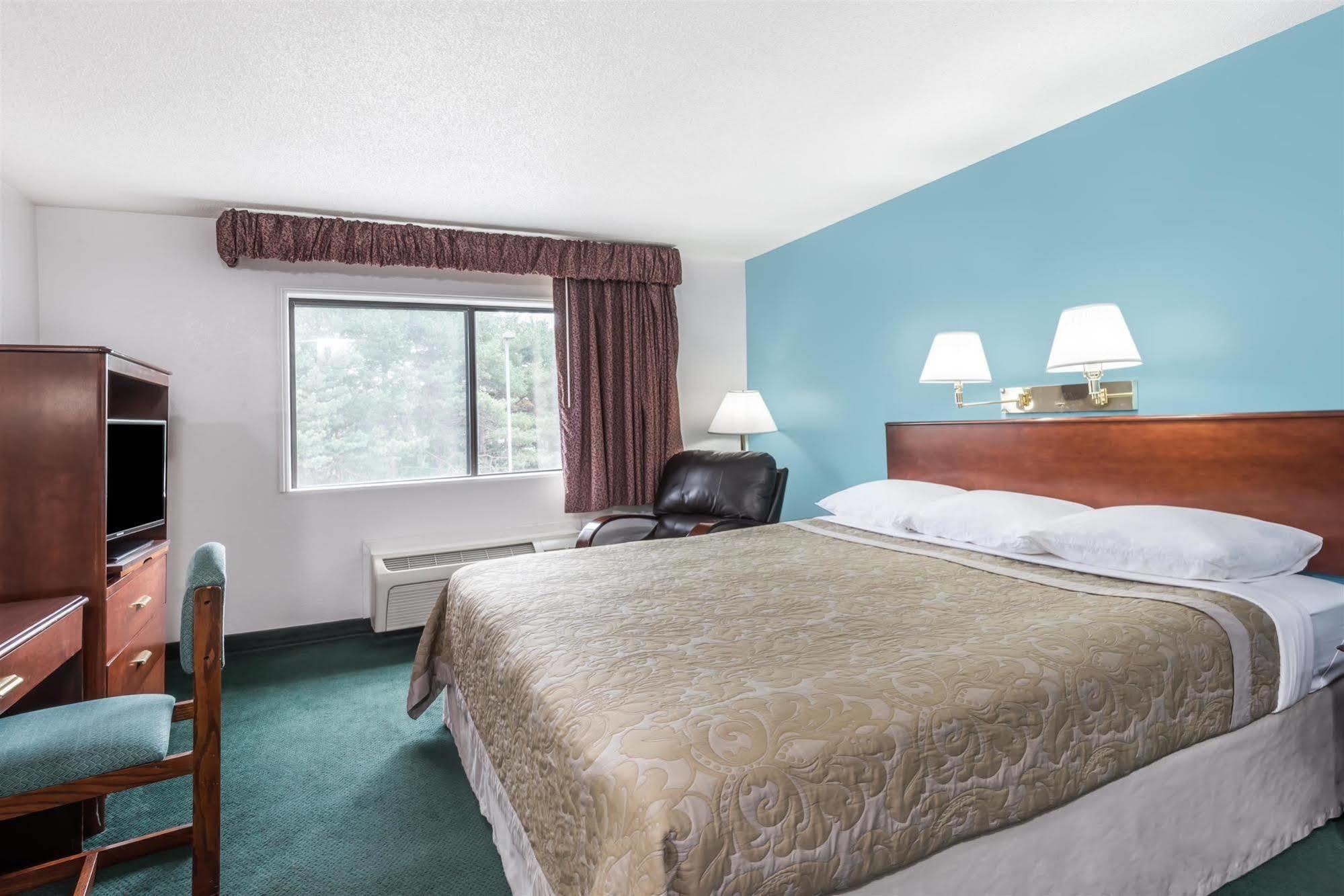 Super 8 By Wyndham Portland/Westbrook Area Hotel Exterior photo