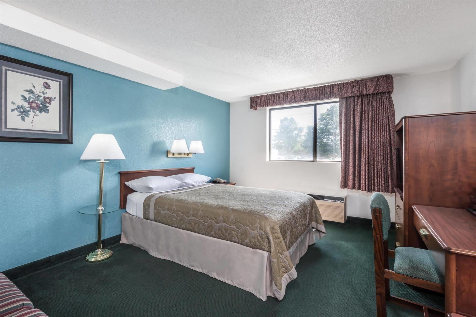 Super 8 By Wyndham Portland/Westbrook Area Hotel Exterior photo